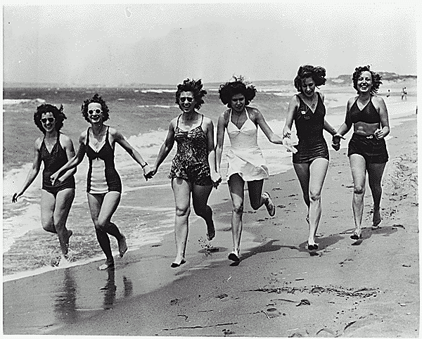 Women_in_Bathing_Suits_North_Africa_1944